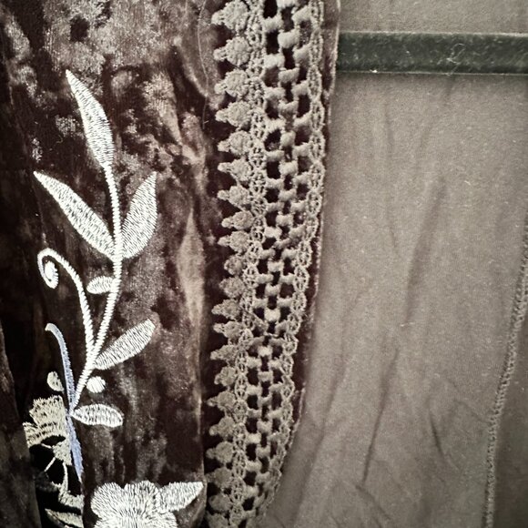 BOUTIQUE CRUSHED VELOUR EMBROIDERED AND RUFFLE TRIM CAPELET - Picture 9 of 10